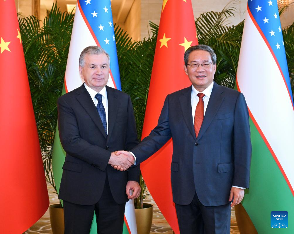 Primeiro-ministro chinês reúne-se com presidente uzbeque Shavkat Mirziyoyev