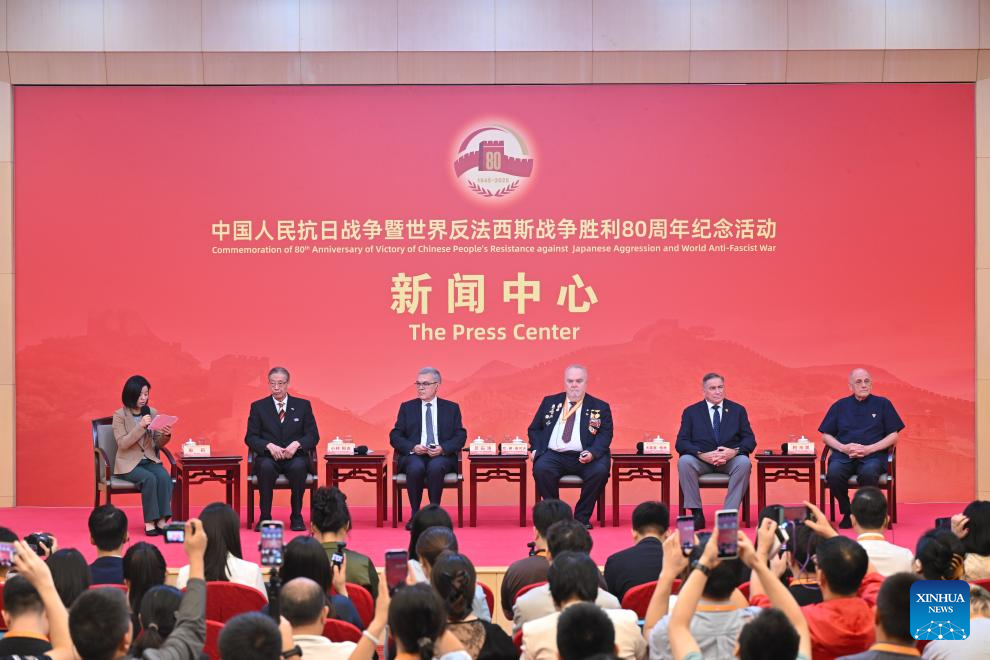 Centro de imprensa para comemorações do Dia da Vitória da China realiza entrevista em grupo em Beijing
