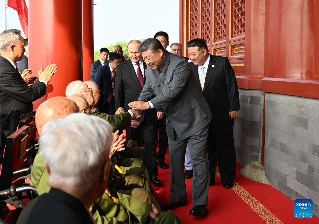Xi sobe à Tribuna de Tian'anmen e cumprimenta veteranos de guerra