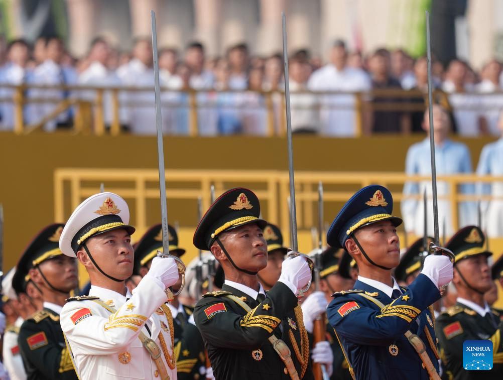 Formação de guardas de honra do ELP marcha pela Praça Tian'anmen