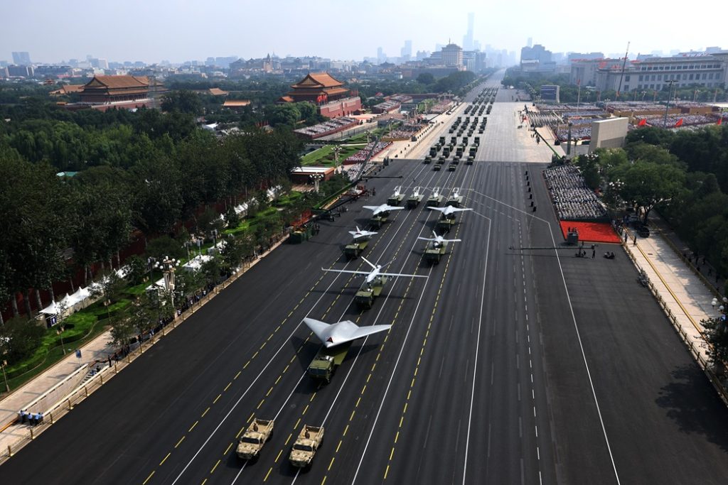 1. Formações de armamentos participam de um desfile militar em Beijing, capital da China, em 3 de setembro de 2025. (Xinhua/Wang Peng)