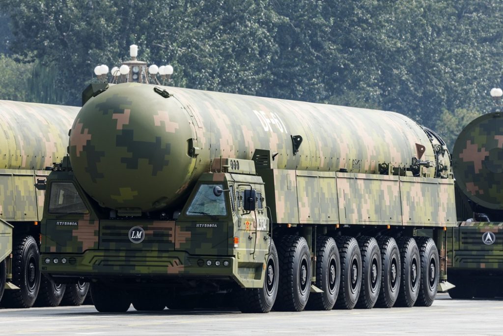1. A formação de míssil nuclear participa de um desfile militar em Beijing, capital da China, em 3 de setembro de 2025. (Xinhua/Zhang Yuwei)