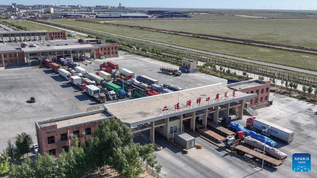 Erenhot: Porto fronteiriço entre China e Mongólia registra aumento no fluxo de passageiros e veículos