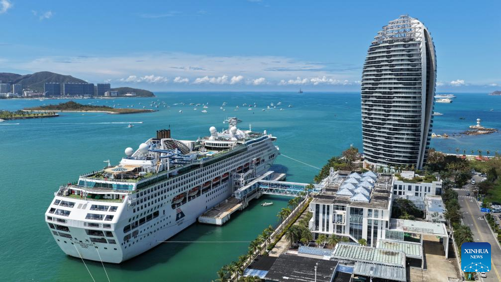 Cruzeiro turístico "Star Voyager" atraca pela primeira vez em Sanya, Província de Hainan, no sul da China