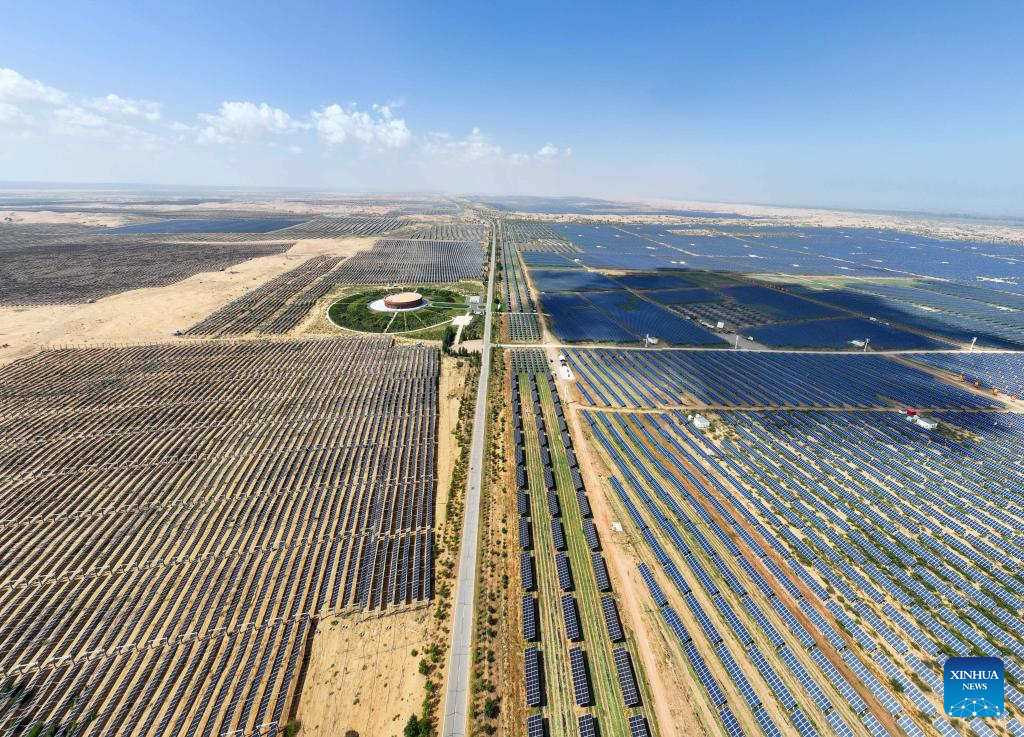 Projetos fotovoltaicos impulsionam reabilitação ecológica local e crescimento econômico no Deserto Kubuqi, na Mongólia Interior