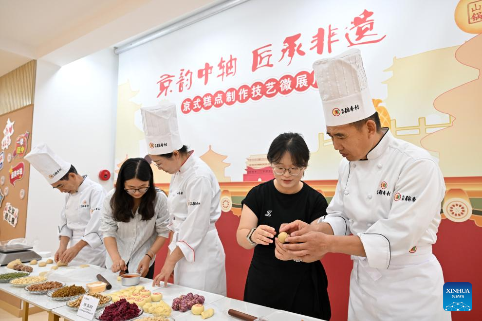 Salão de exposição da confeitaria típica de Beijing é aberto ao público