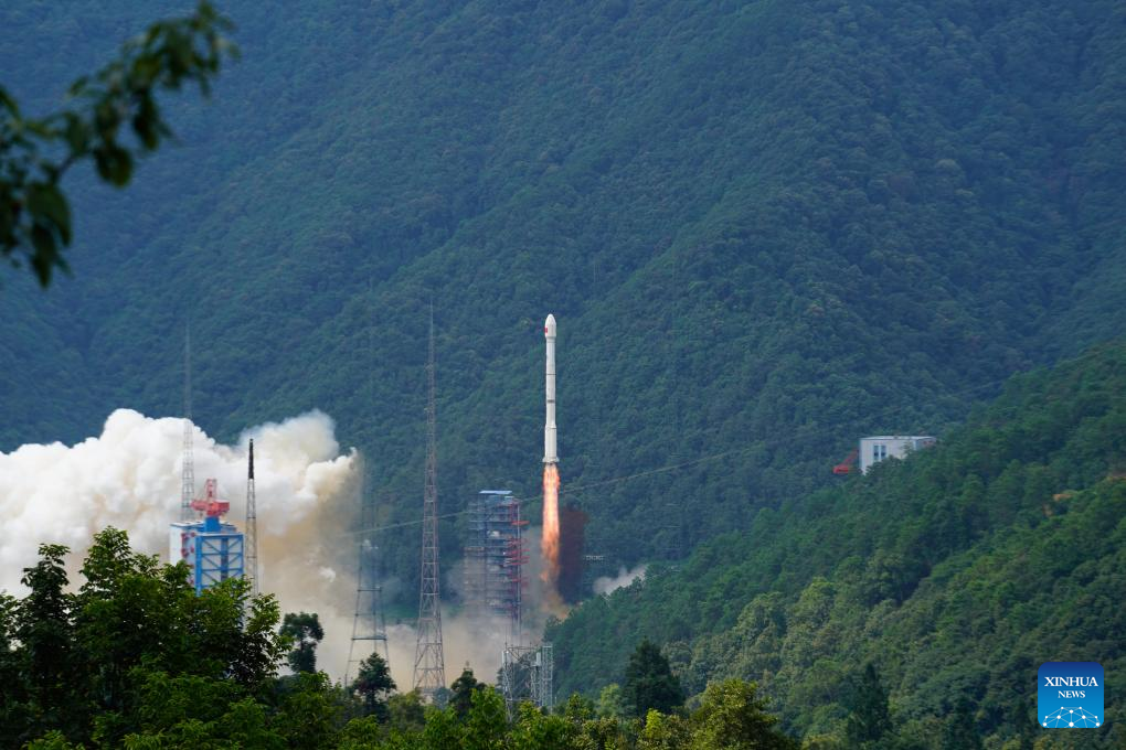 China lança com sucesso novo satélite de teste