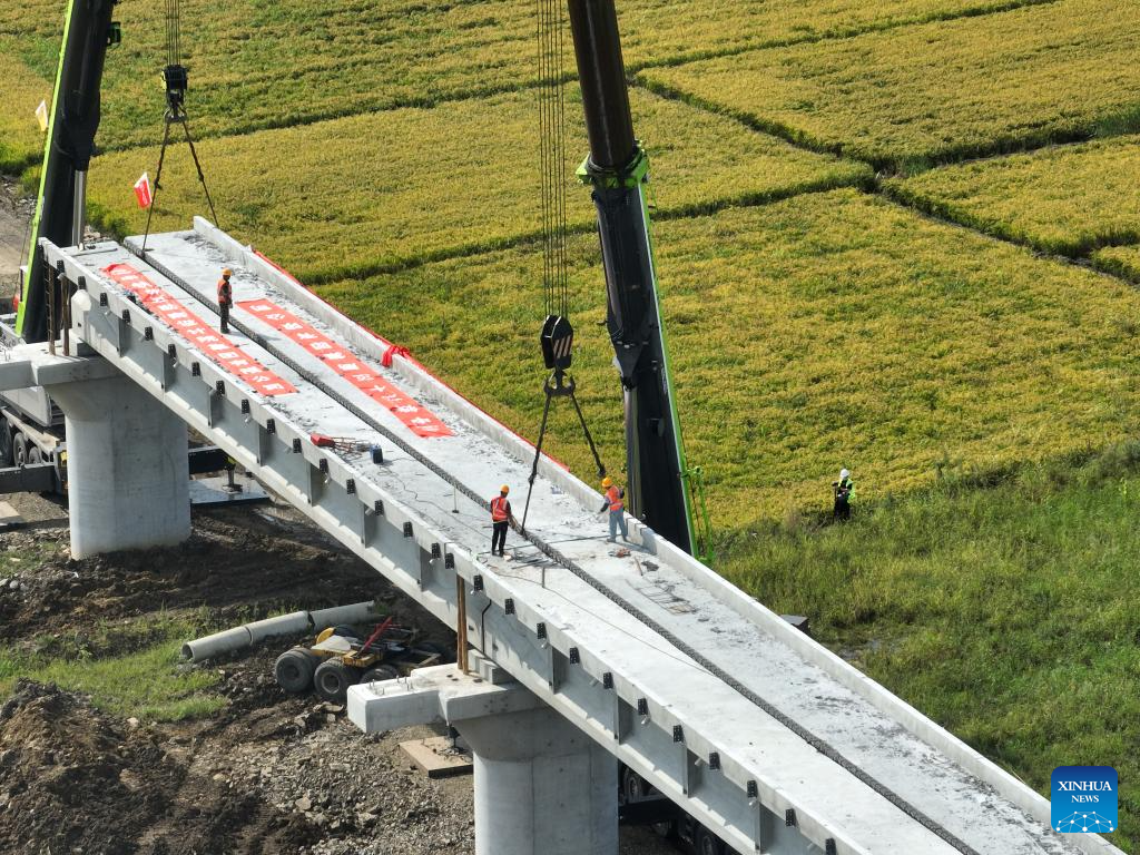 Segue a construção da megaponte de Tongjiang na província chinesa de Heilongjiang