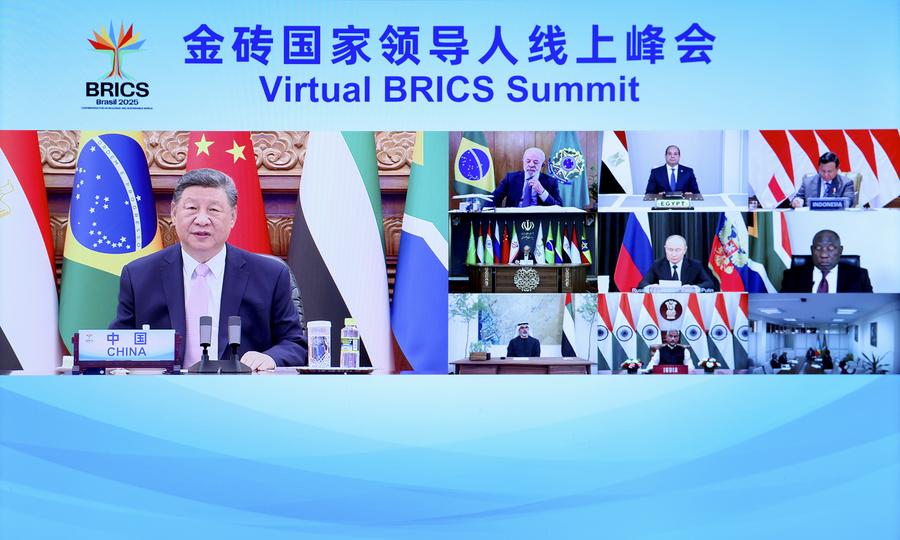 O presidente chinês, Xi Jinping, participa de uma cúpula virtual do BRICS e faz um importante discurso intitulado "Avançar pela Frente em Solidariedade e Cooperação" em 8 de setembro de 2025. (Xinhua//Liu Bin)