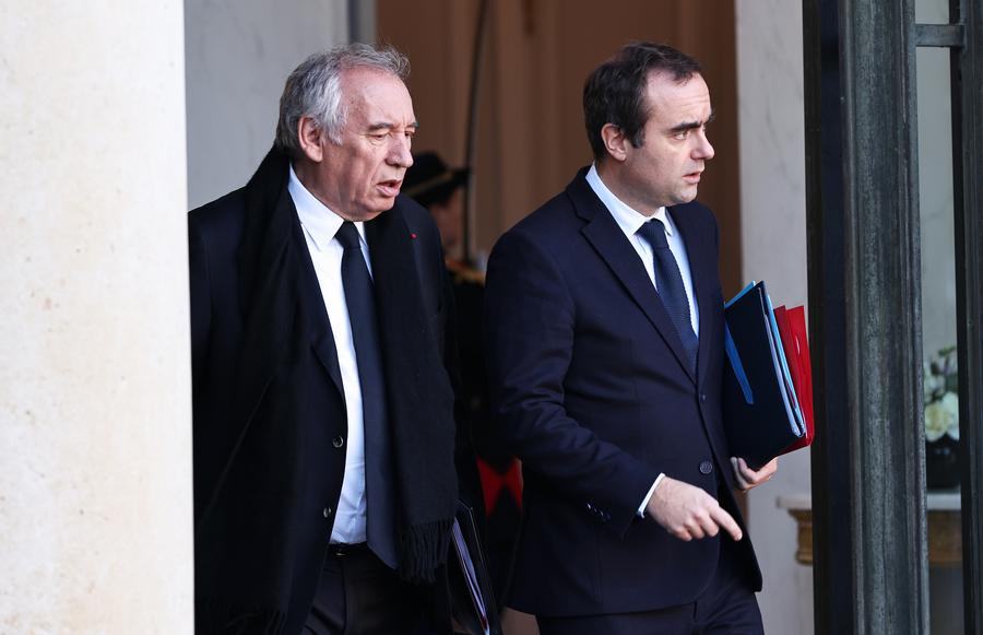 O que está por trás da última mudança de governo na França?