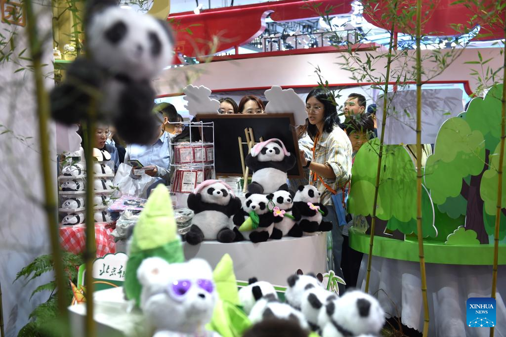 Produtos culturais e criativos encantam visitantes da CIFTIS em Beijing