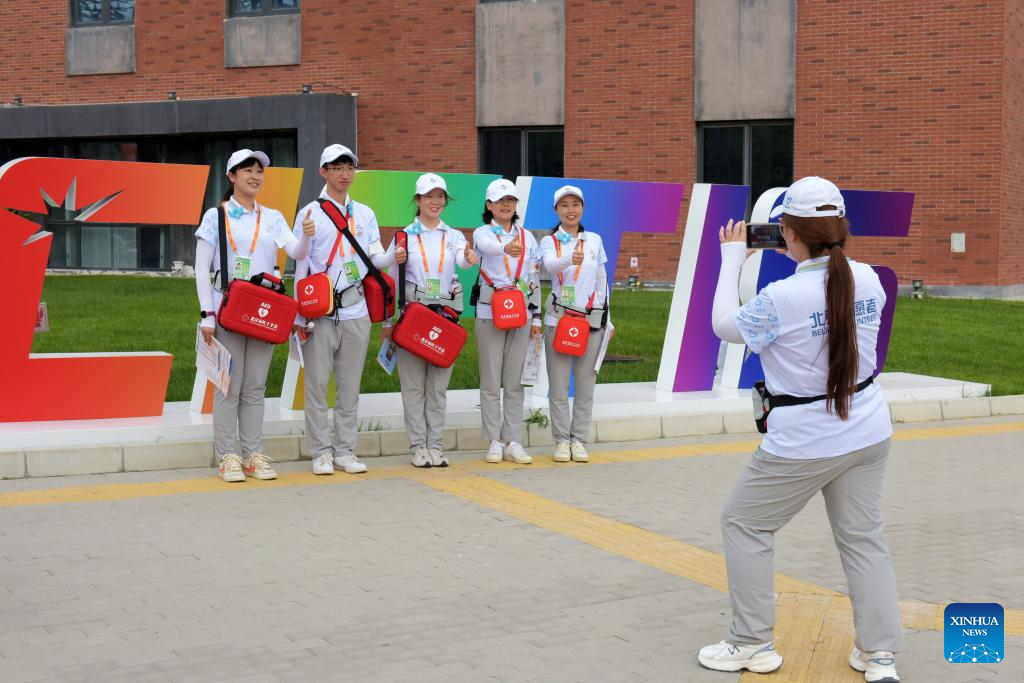 Funcionários e voluntários prestam serviços na 2025 CIFTIS em Beijing