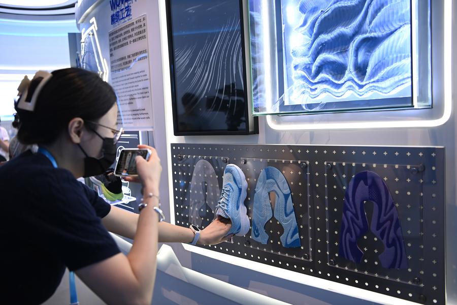 (Multimídia) Produção industrial da China mostra crescimento estável e melhoria estrutural