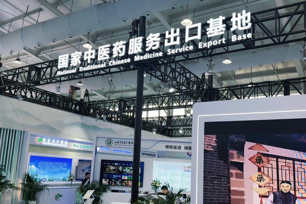 Foto tirada em 12 de setembro de 2025 mostra o estande da Base Nacional de Exportação de Serviços de Medicina Tradicional Chinesa na Feira Internacional de Comércio de Serviços da China 2025, em Beijing, capital da China. (Xinhua/Si Xiaomeng)