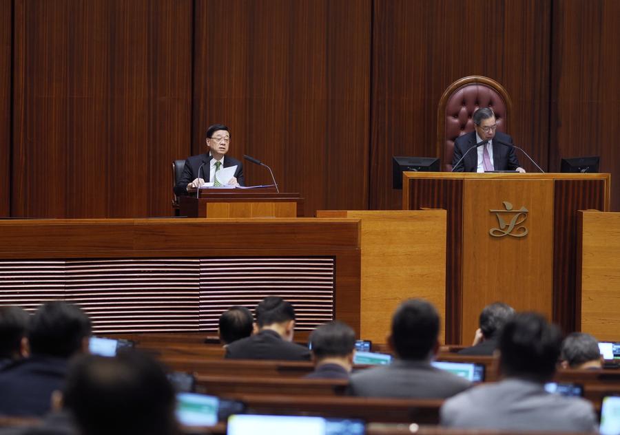 John Lee, chefe do Executivo da Região Administrativa Especial de Hong Kong (RAEHK) da China, faz seu quarto discurso de políticas ao Conselho Legislativo da RAEHK, em Hong Kong, no sul da China, em 17 de setembro de 2025. (Xinhua/Wang Shen)