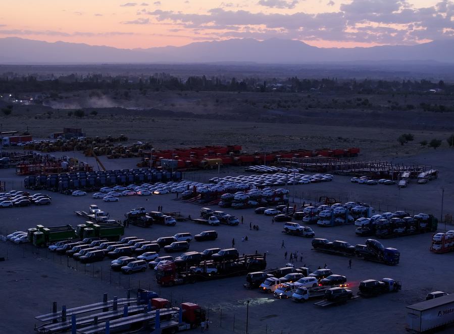 "Barqueiros" de Horgos acompanham jornada de veículos chineses rumo ao oeste