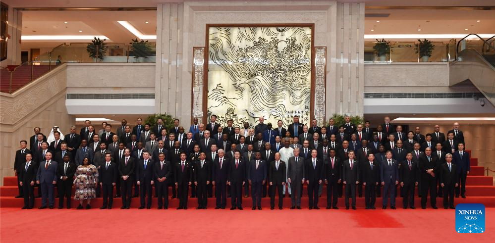 China está pronta para trabalhar com todas as partes na promoção de sistema de governança global mais justo e equitativo