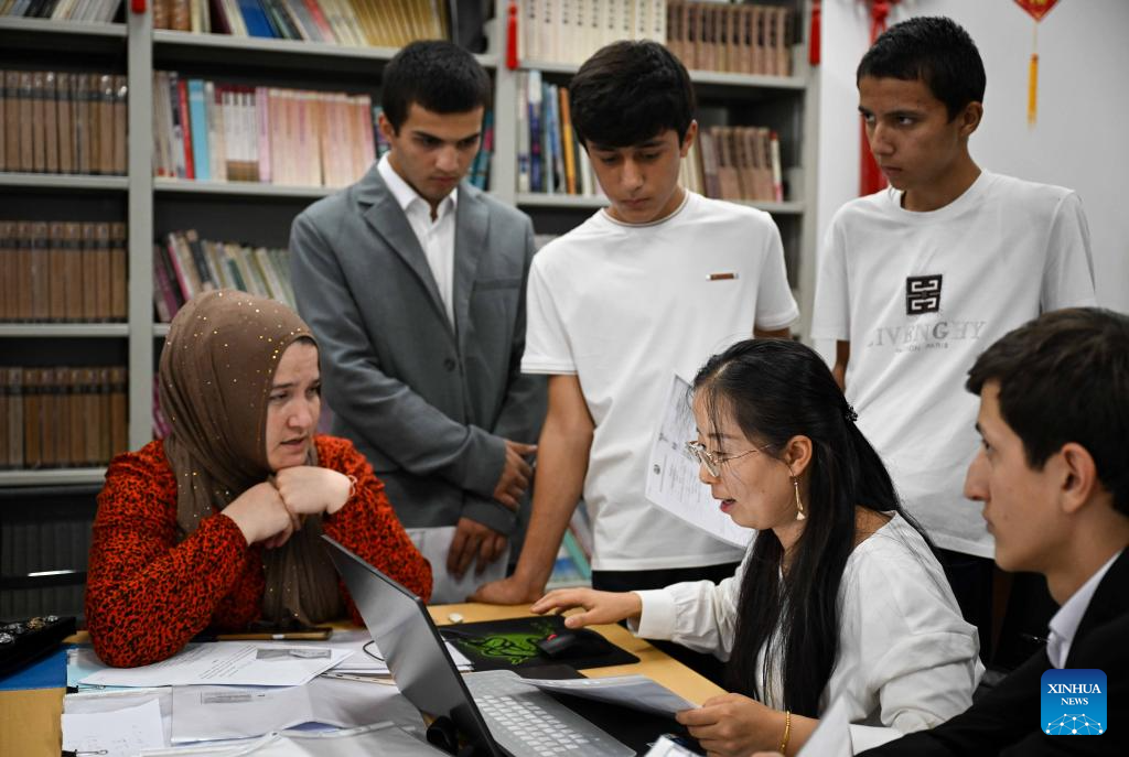 Destaque: Jovens tajiques adotam língua chinesa e confiam no futuro da China