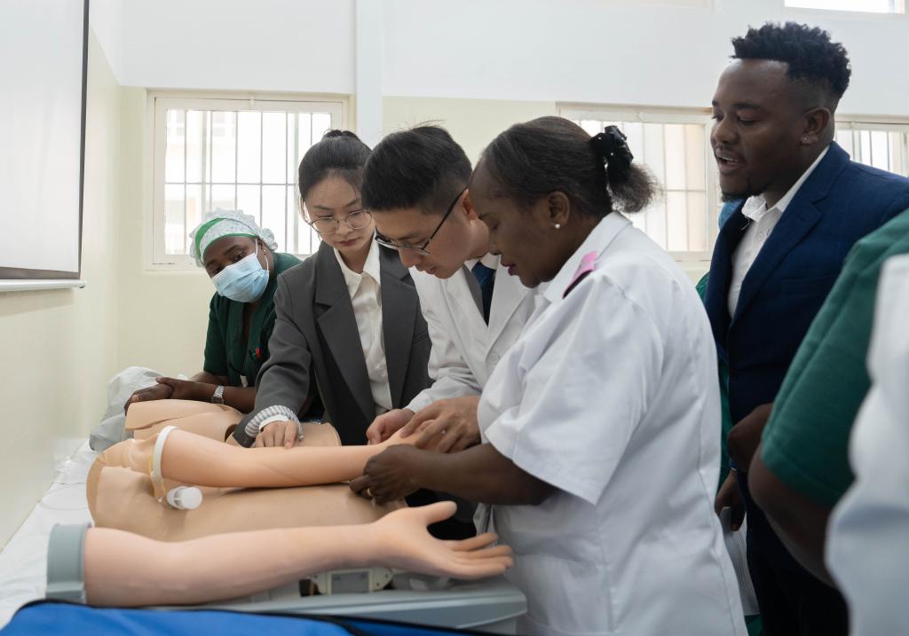 (Multimídia) China inaugura centro de competências clínicas em um hospital de Moçambique