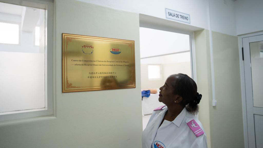 Uma enfermeira do Hospital Central de Maputo, em Moçambique, entra no centro de competências clínicas criado com ajuda do Hospital Huaxi da Universidade de Sichuan, da China, em 24 de setembro de 2025. (Xinhua/Liu Jie)