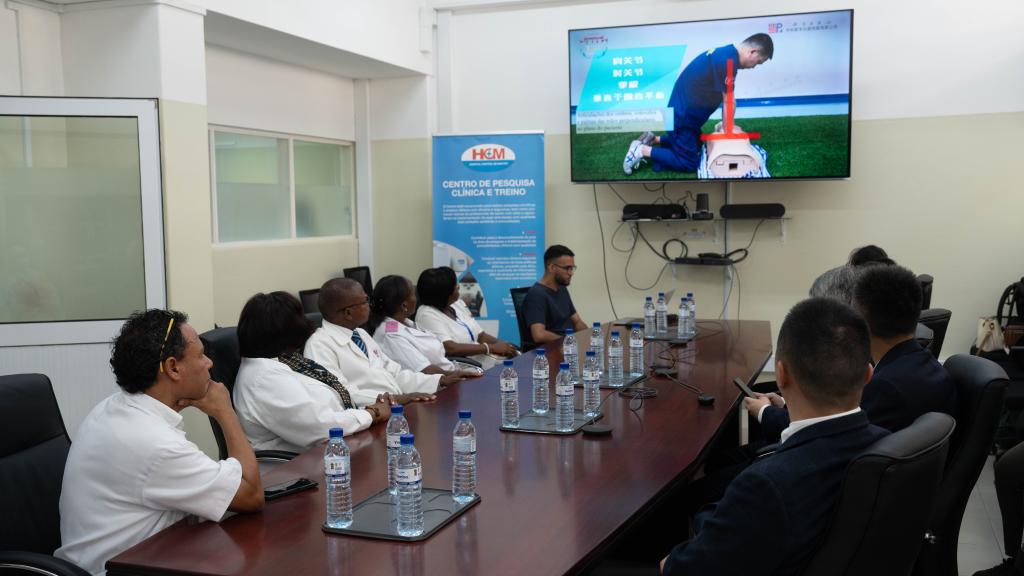 Uma delegação do Hospital Huaxi da Universidade de Sichuan assiste a vídeos de treinamento juntamente a médicos do Hospital Central de Maputo, em Moçambique, em 24 de setembro de 2025. (Xinhua/Liu Jie)