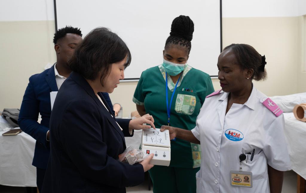 Uma médica do Hospital Huaxi da Universidade de Sichuan (à esquerda, na frente) demonstra o funcionamento de equipamentos médicos doados por um hospital chinês às enfermeiras do Hospital Central de Maputo, em Moçambique, em 24 de setembro de 2025. (Xinhua/Liu Jie)