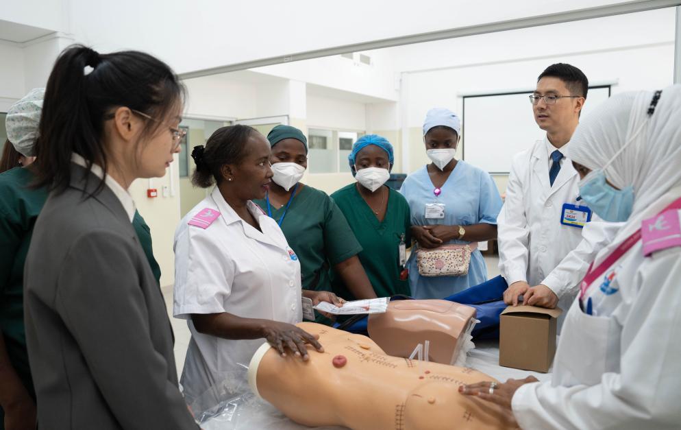 Médico do Hospital Huaxi da Universidade de Sichuan (segundo à direita) demonstra o uso de moldes didáticos doados por um hospital chinês às enfermeiras do Hospital Central de Maputo, em Moçambique, em 24 de setembro de 2025.