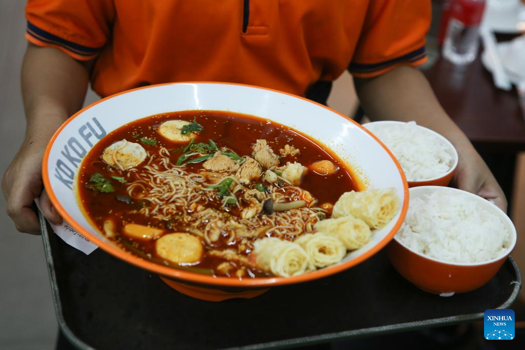 Destaque: Sabor picante da China conquista jovens apreciadores da gastronomia de Mianmar
