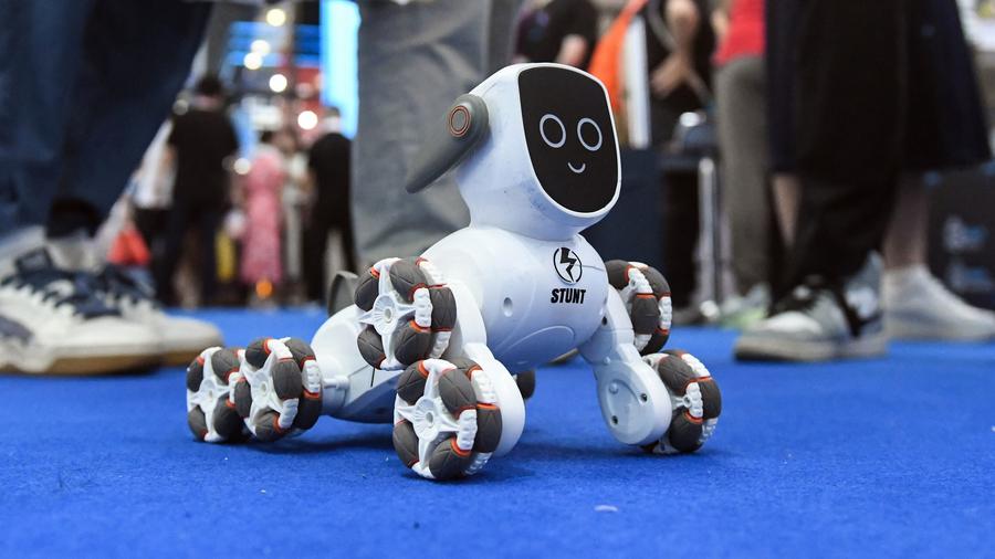 Um robô demonstra habilidade para evitar obstáculos no Centro de Convenções e Exposições Internacionais de Nanning, capital da Região Autônoma da Etnia Zhuang de Guangxi, no sul da China, em 19 de setembro de 2025. (Xinhua/Zhang Ailin)