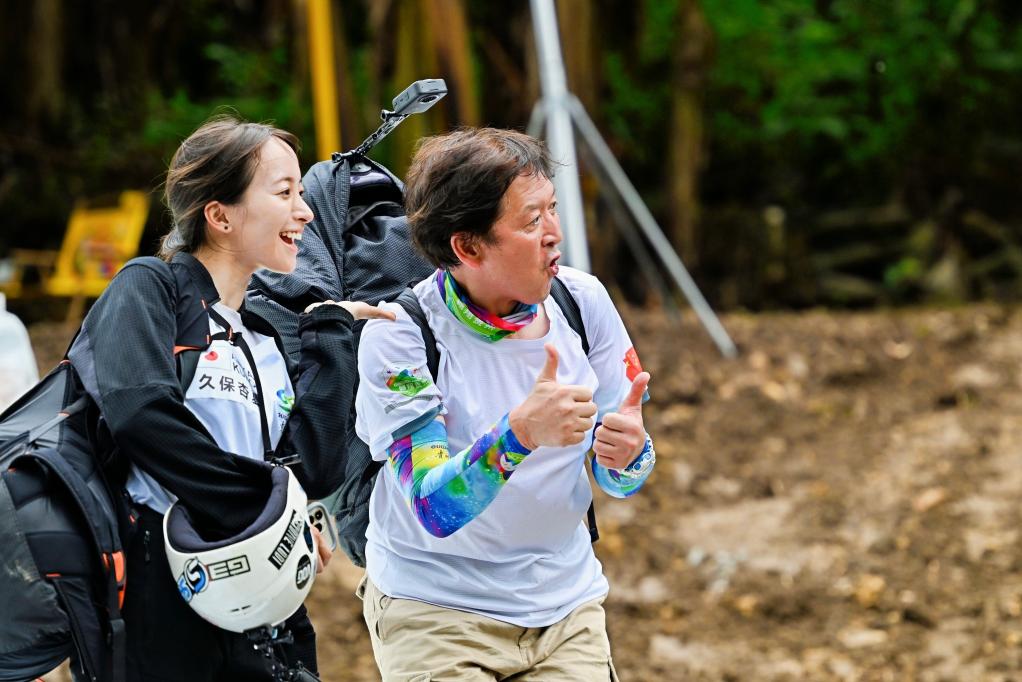 Anika Kubo e seu pai, Yasuhiro Kubo, reagem durante o torneio. (Xinhua)