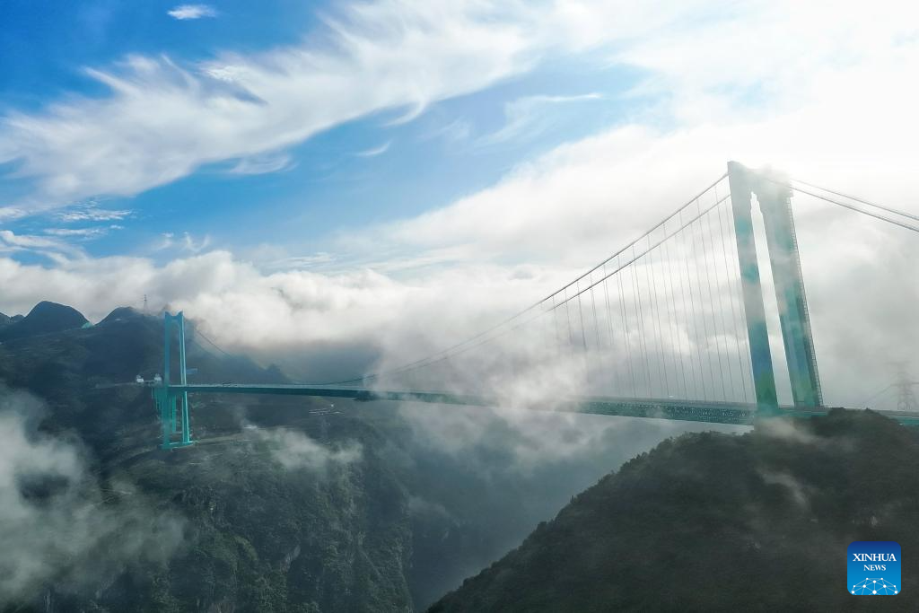 Ponte mais alta do mundo é aberta ao trânsito em Guizhou, no sudoeste da China