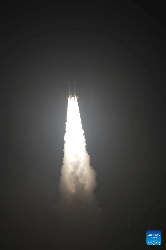 China lança grupo de satélites de órbita terrestre baixa