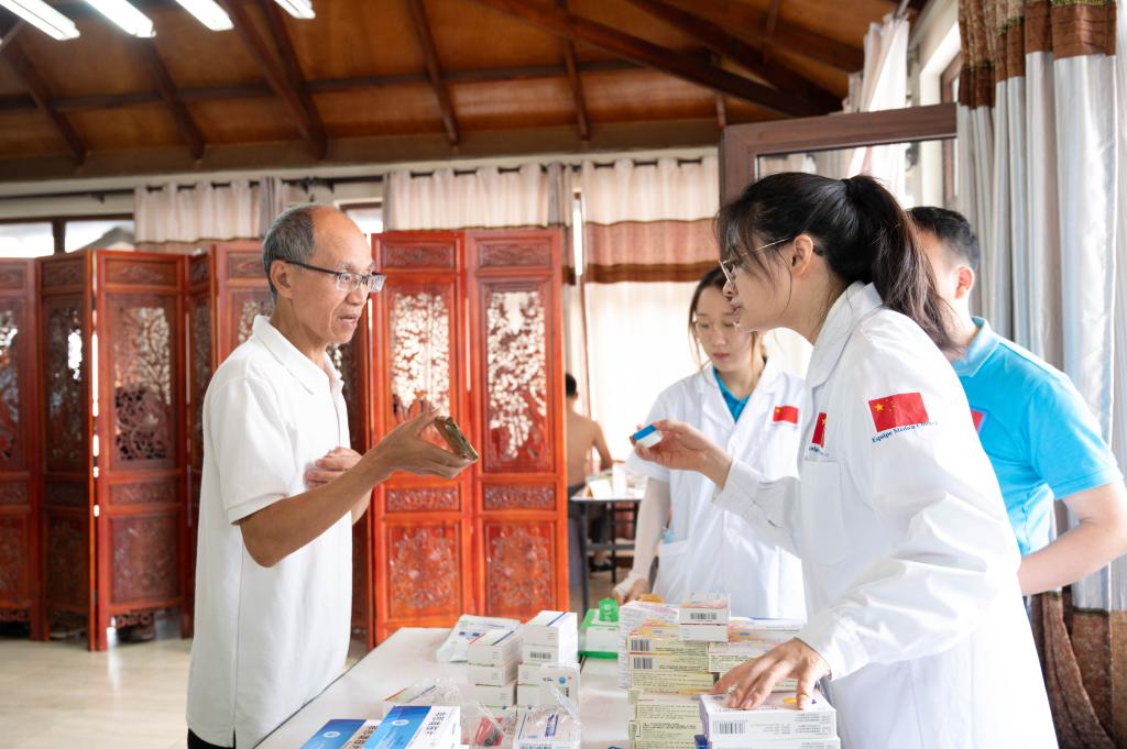 Equipe médica chinesa em Moçambique e médicos da delegação do Hospital da China Ocidental da Universidade de Sichuan realizam consultas médicas gratuitas para cidadãos chineses e membros da comunidade chinesa de Moçambique, em Maputo, capital de Moçambique, em 27 de setembro de 2025. (Mendes Mondlane/Xinhua)
