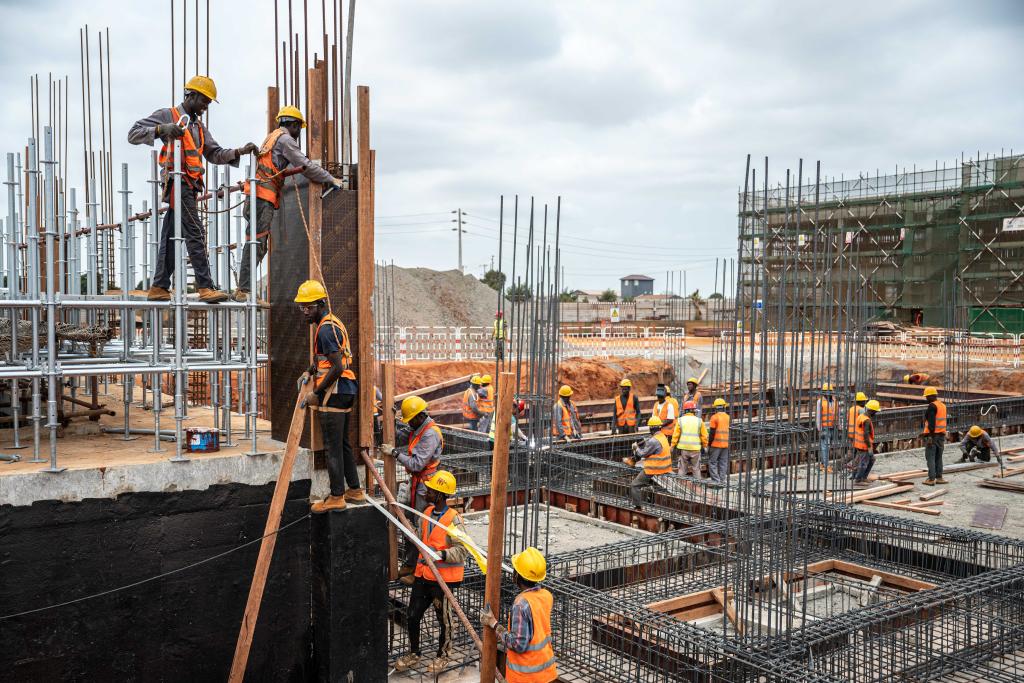 Trabalhadores atuam no canteiro de obras do Projeto de Abastecimento de Água de Quilonga, em Luanda, capital de Angola, em 22 de agosto de 2025. (Xinhua/Wang Guansen)