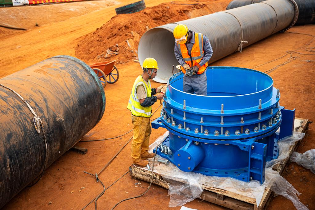 Trabalhadores atuam no canteiro de obras do Projeto de Abastecimento de Água de Quilonga, em Luanda, capital de Angola, em 22 de agosto de 2025. (Xinhua/Wang Guansen)
