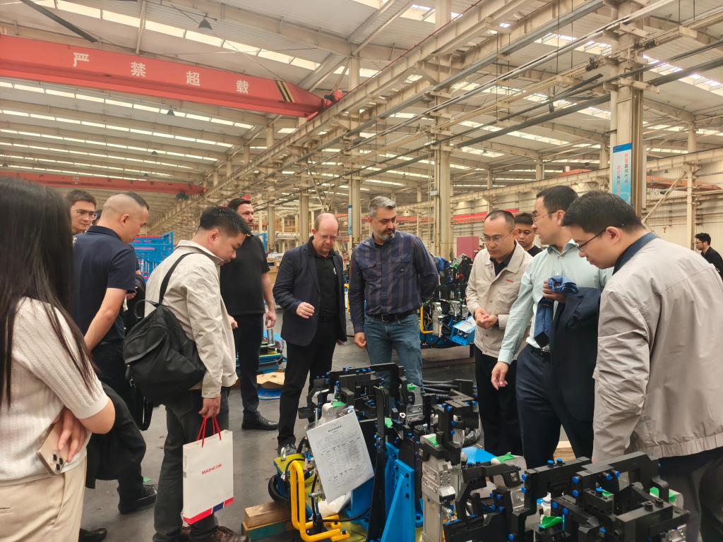 Engenheiros de processo da Renault visitam a oficina de soldagem da Maihe Robotics para inspecionar equipamentos de soldagem, em Weifang, Província de Shandong, no leste da China, 29 de setembro de 2025. (Zhang Minmin)