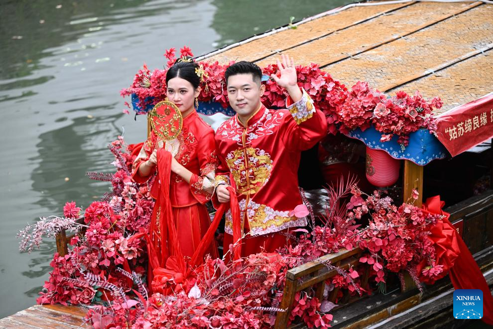Casais participam de casamento coletivo na antiga cidade de Luzhi, em Suzhou, leste da China