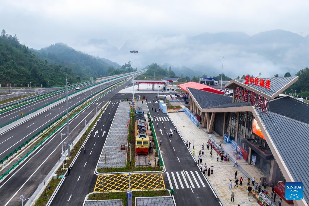 Via expressa Sangzhi-Longshan em Hunan é aberta ao tráfego