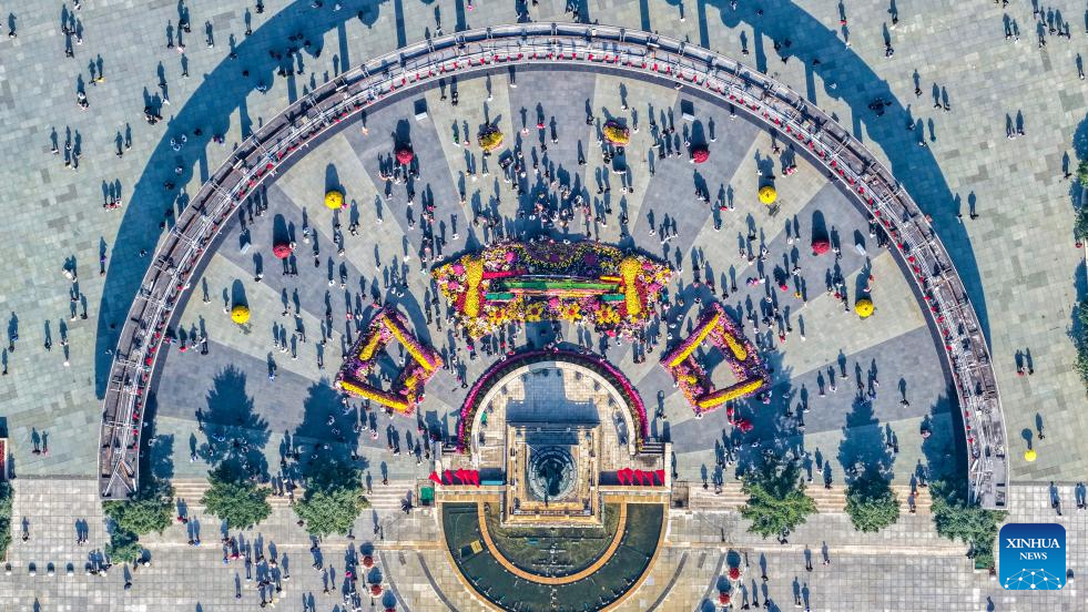 Chineses aproveitam feriado prolongado de oito dias