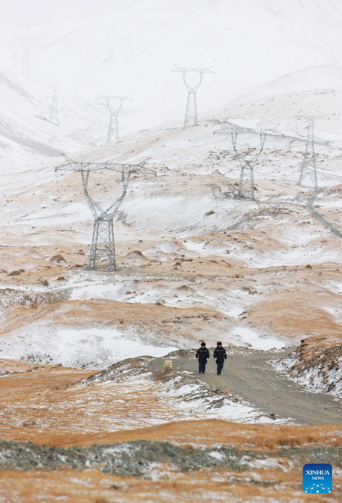 Funcionários essenciais permanecem em serviço durante feriado do Dia Nacional da China e do Festival do Meio Outono.