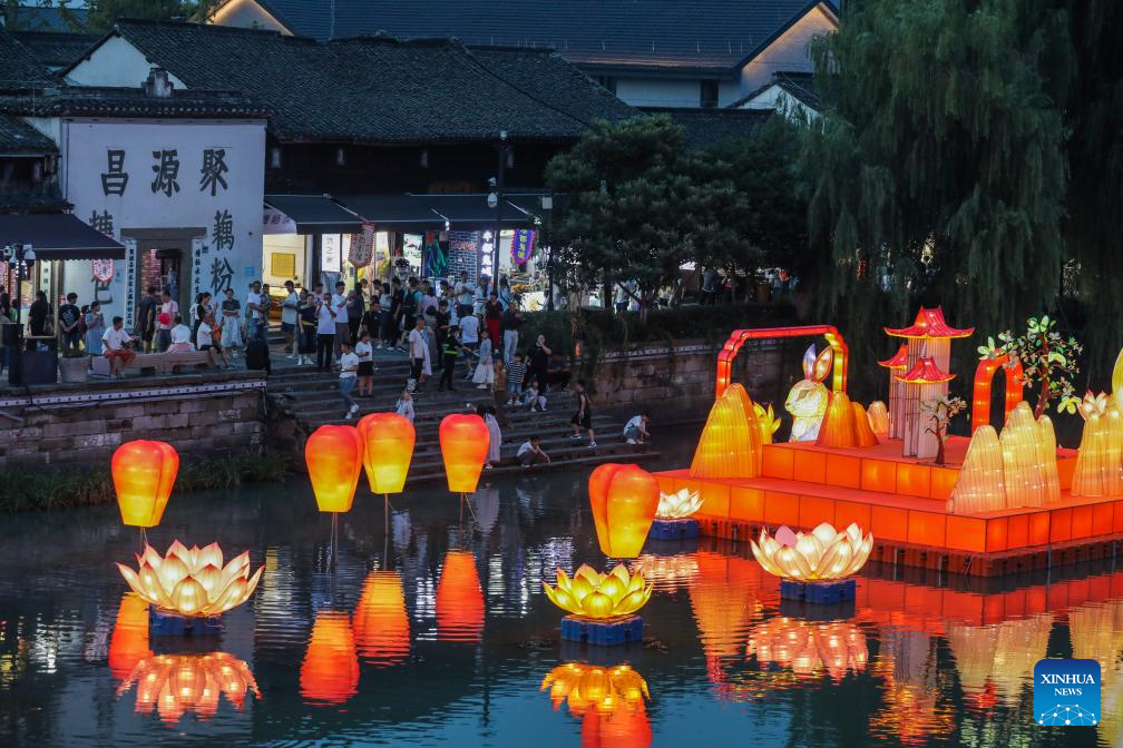 Turistas se encantam com passeio noturno na vila antiga de Tangqi, em Hangzhou, leste da China