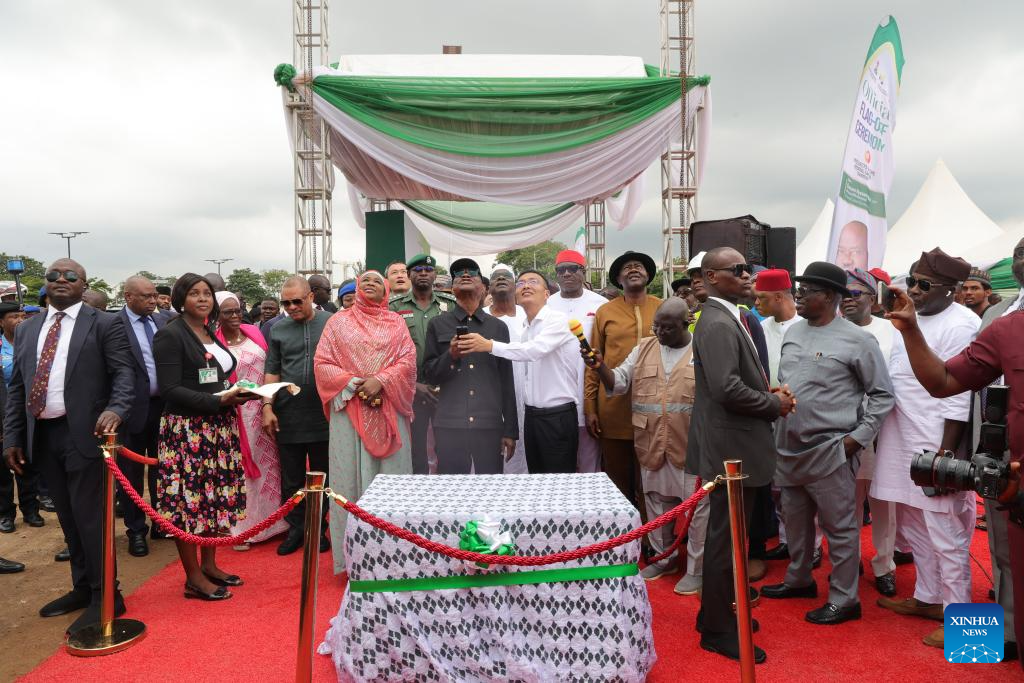 Empresas chinesas lançam projeto solar para iluminar capital nigeriana