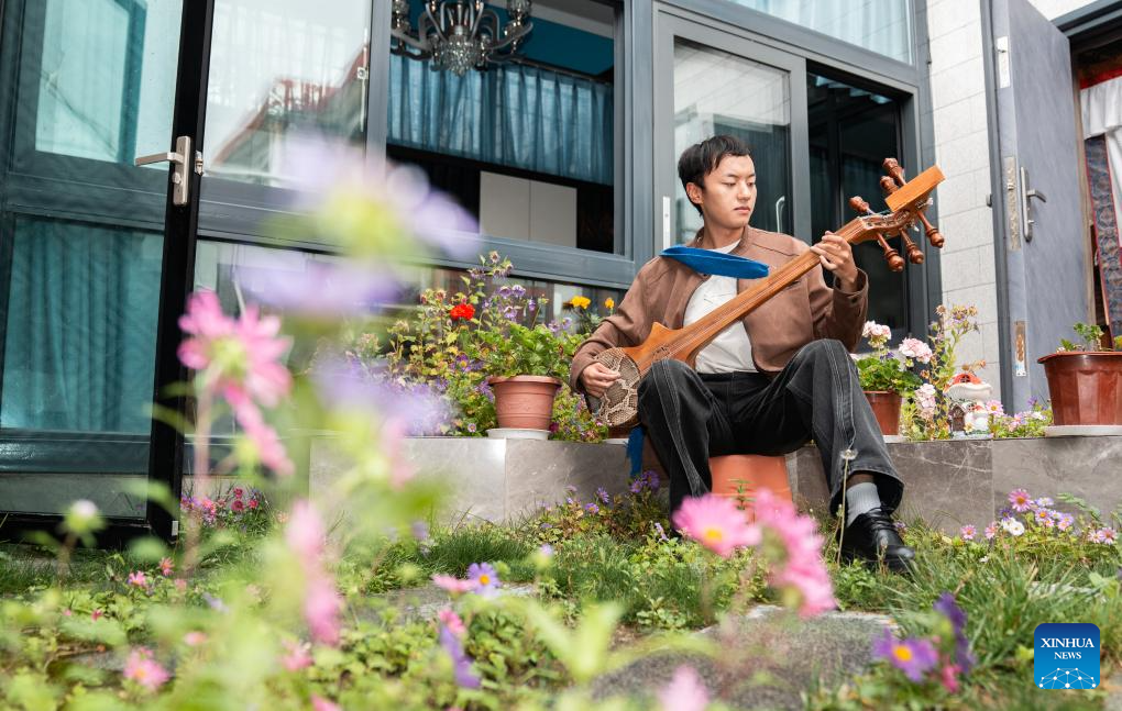 Designer tibetano Padruk Tendar revitaliza trajes com mistura de tradição e modernidade