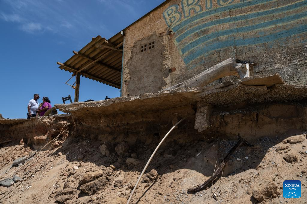 Cidade brasileira de Atafona sofre grave erosão com avanço do mar