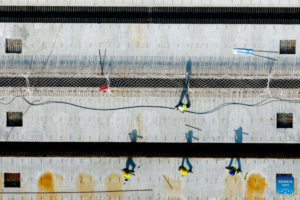 Funcionários permanecem em serviço durante feriado do Dia Nacional da China