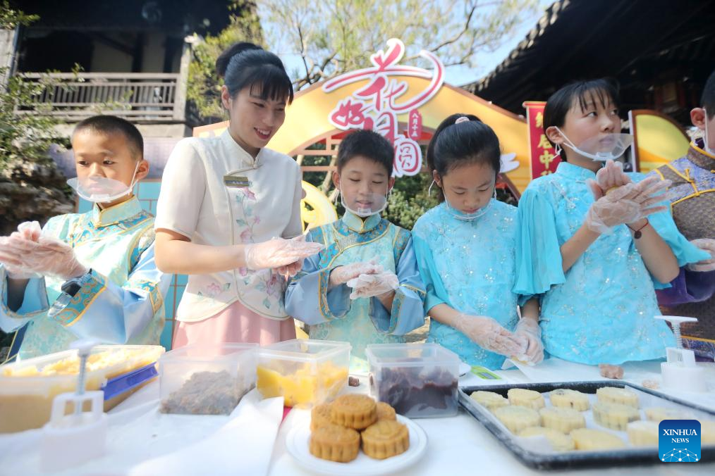 Chineses celebram Festival do Meio Outono
