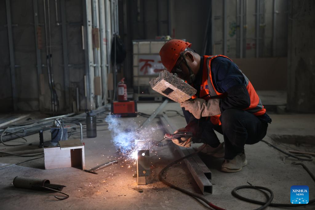 Trabalhadores chineses ajudam a construir novo marco do Egito