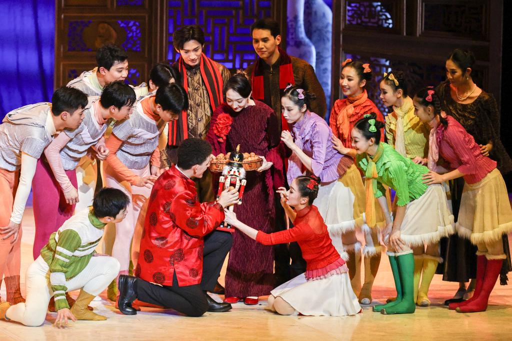 (Multimídia) Balé Nacional da China apresenta em turnê no Brasil costumes folclóricos de Beijing