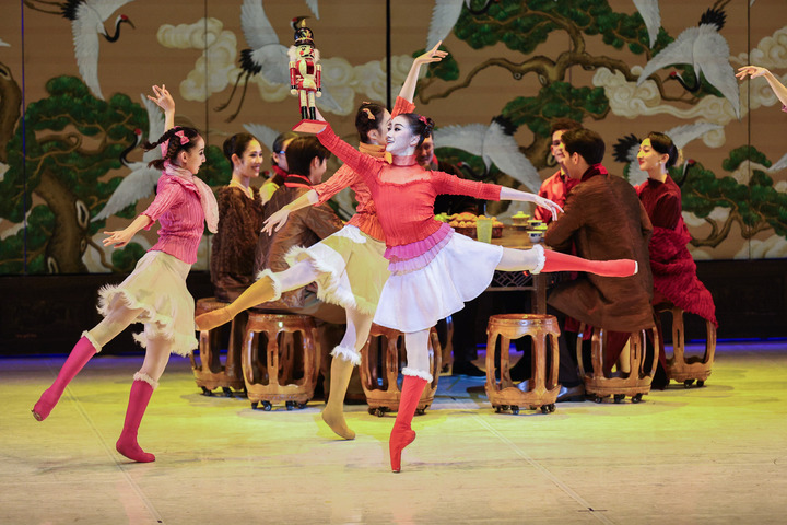 Bailarinos do Balé Nacional da China apresentam-se na produção de balé GuoNian na Cidade das Artes, do Rio de Janeiro, no Brasil, no dia 9 de outubro de 2025. (Claudia Martini/Xinhua)