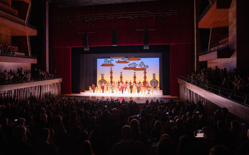 Público levanta-se para aplaudir a apresentação dos artistas do Balé Nacional da China, na Cidade das Artes, do Rio de Janeiro, no Brasil, em 9 de outubro de 2025. (Xinhua/Wang Tiancong)